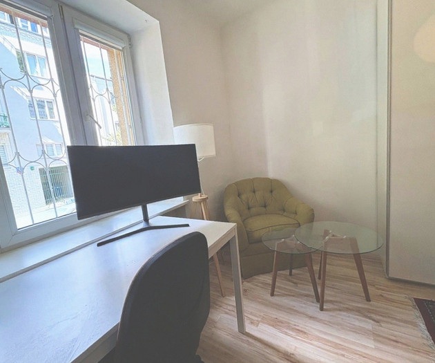 Quiet renovated studio with home office
