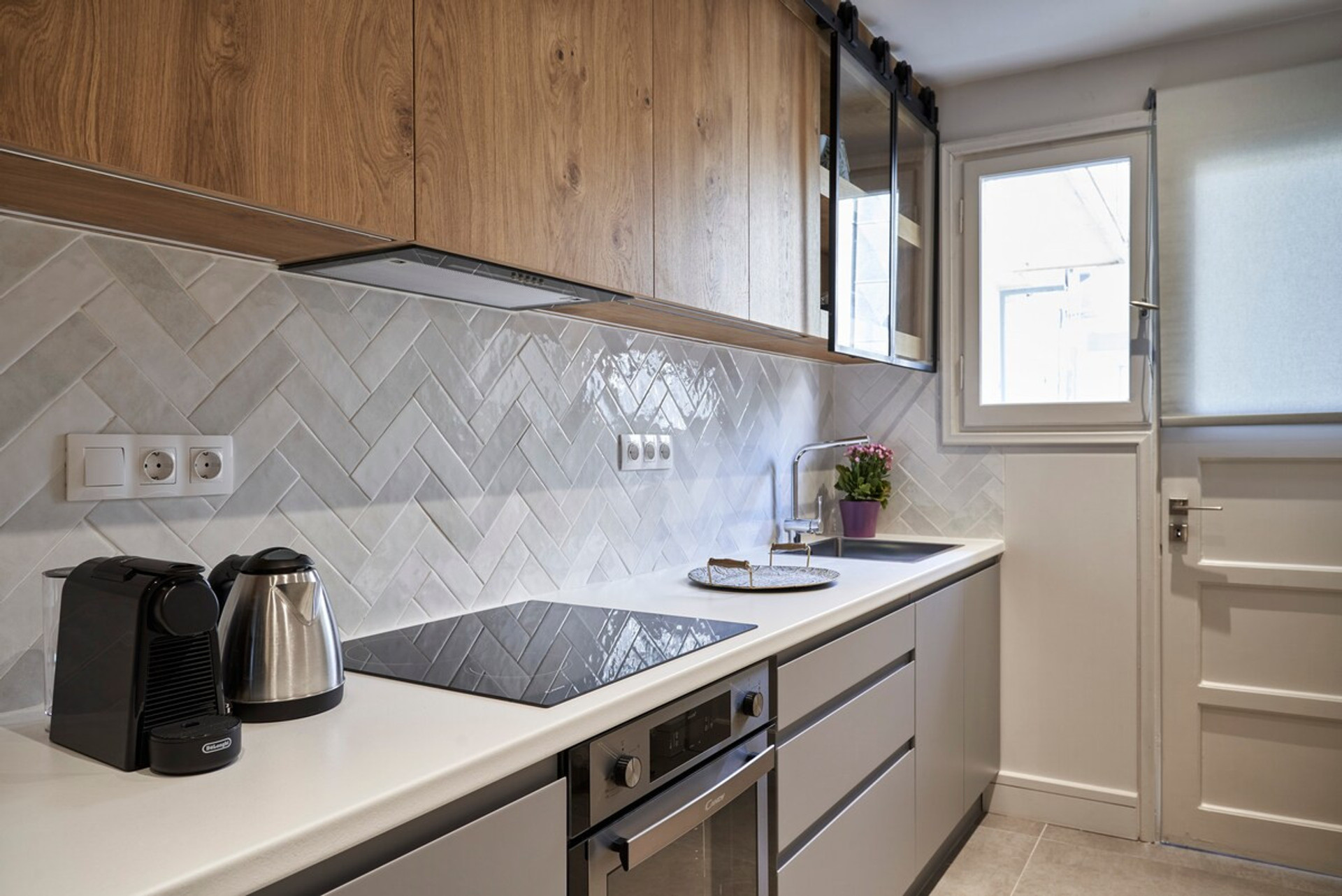 The full equipped kitchen