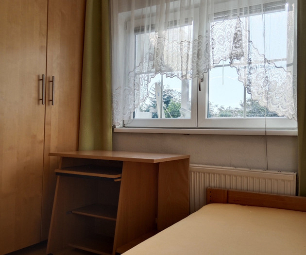 5 sepatrat bedrooms house ,U1-/S-Bahnstation near.