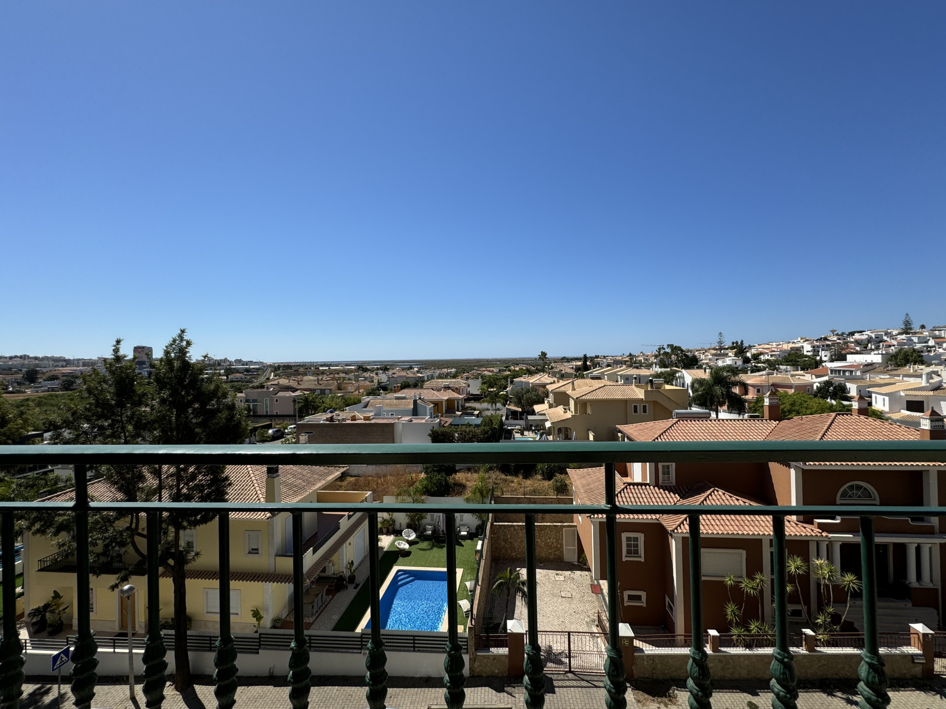 Vista sala, varanda e quarto