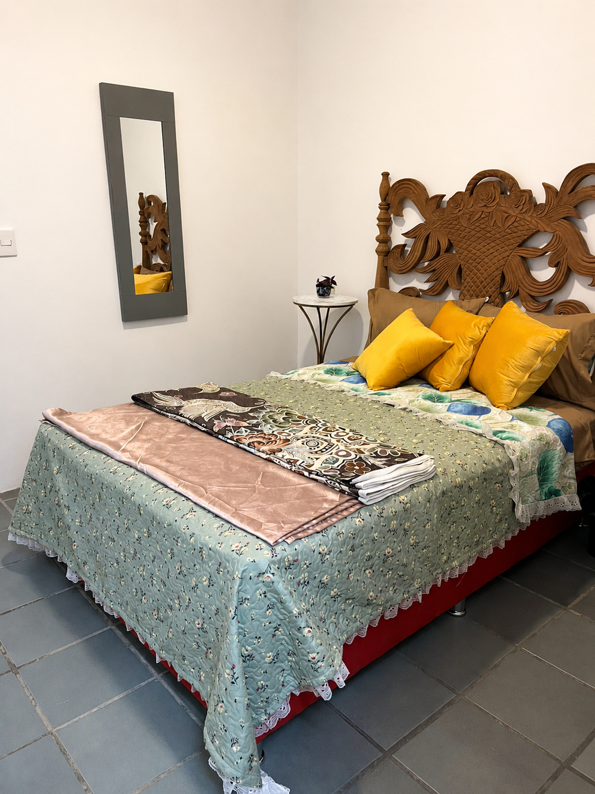 Private bedroom with a double bed, TV and natural wood decorative details. Recámara privada con cama matrimonial, televisión y detalles decorativos de madera natural.