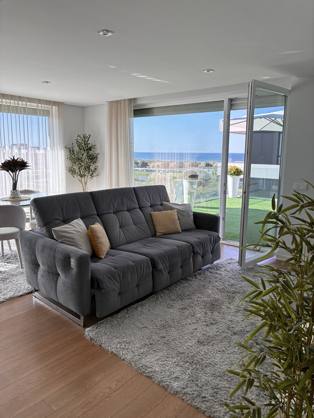 Luxury Ocean View Flat with Jacuzzi & Pool Table preview