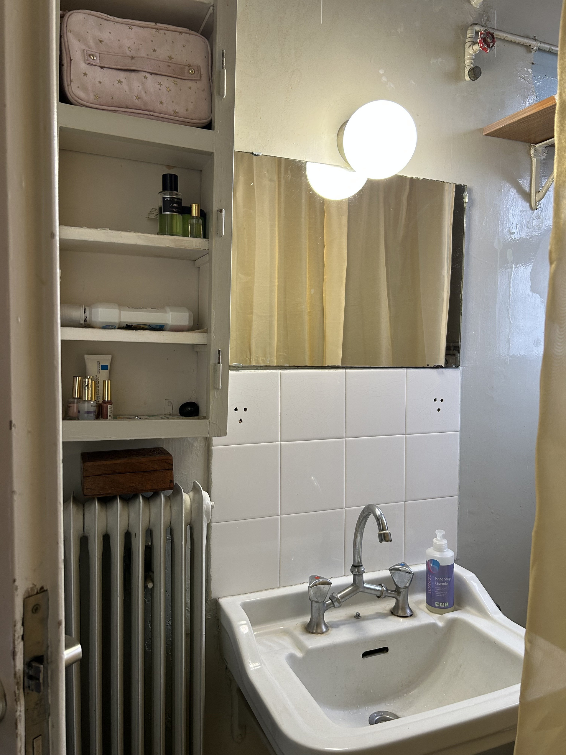 Bathroom sink with mirror