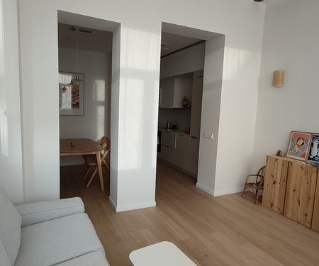 Bright Newly Renovated Flat near the Sea