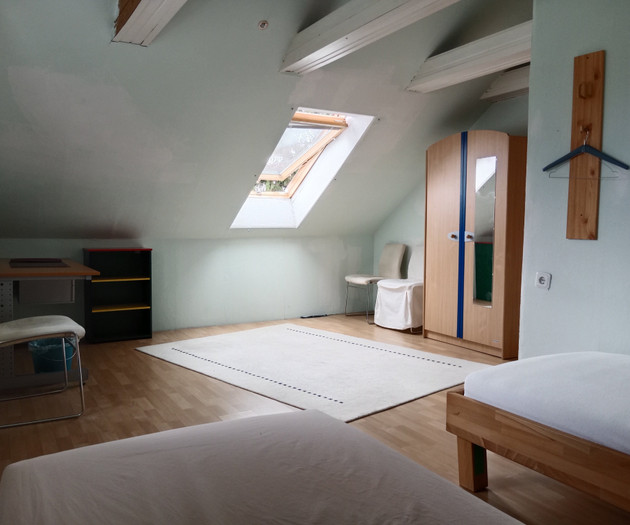 5 sepatrat bedrooms house ,U1-/S-Bahnstation near.