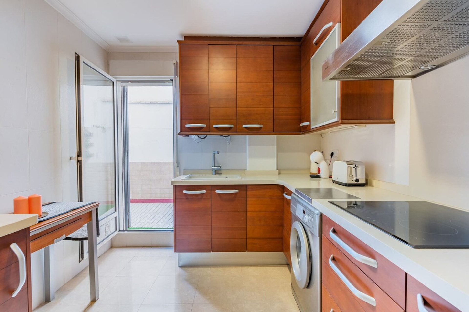 Full kitchen