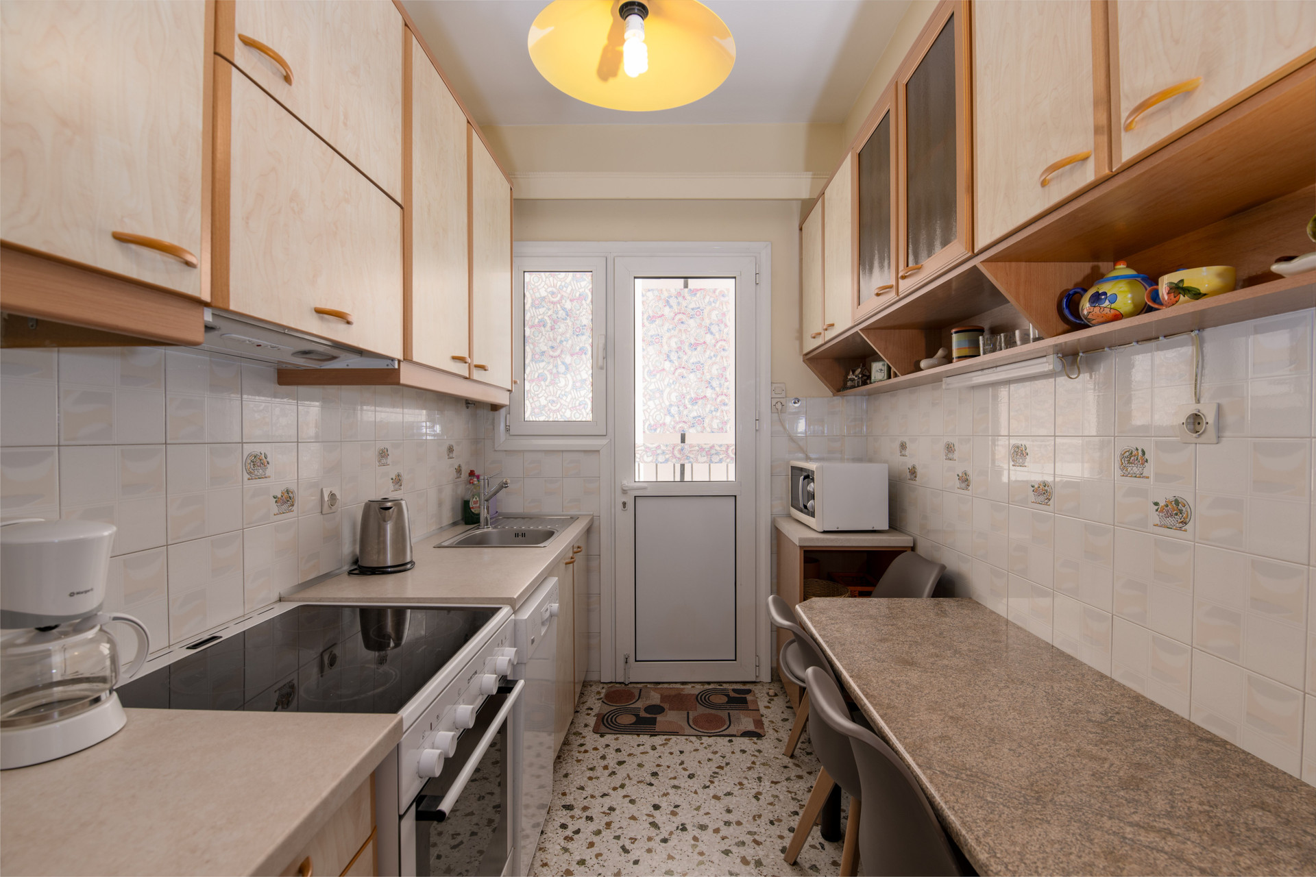 Full kitchen with dining table
