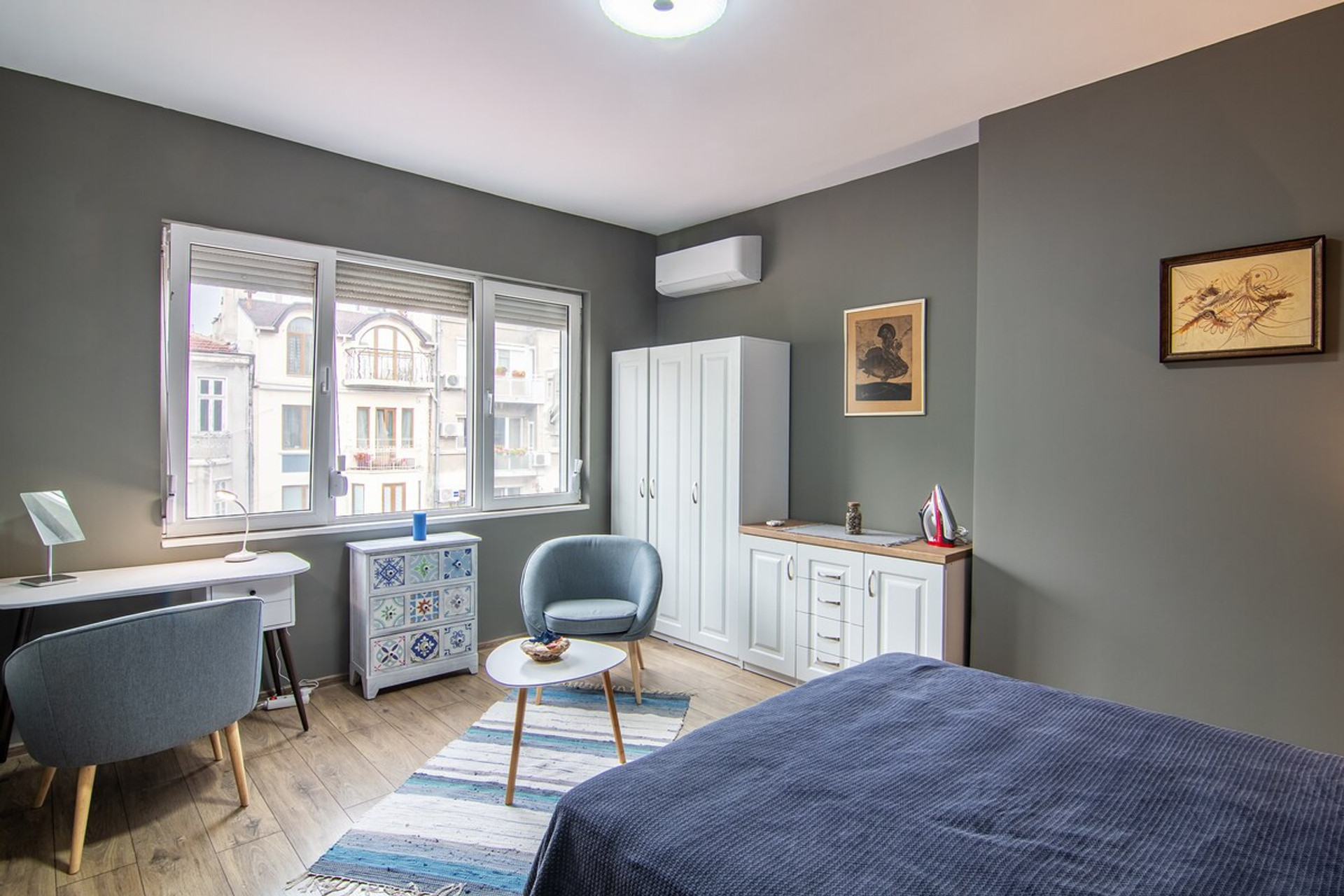 Spacious bedroom with work area – A bright and airy space featuring a cozy bed, desk, and comfortable chair. Ideal for remote work or planning your next adventure in Varna.