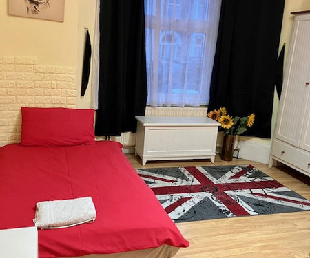 Comfy room in friendly Home-share