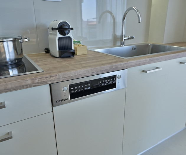 Full kitchen