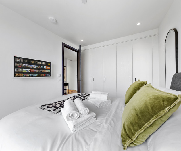Penthouse Apartment with City Views, Parking + 2BR