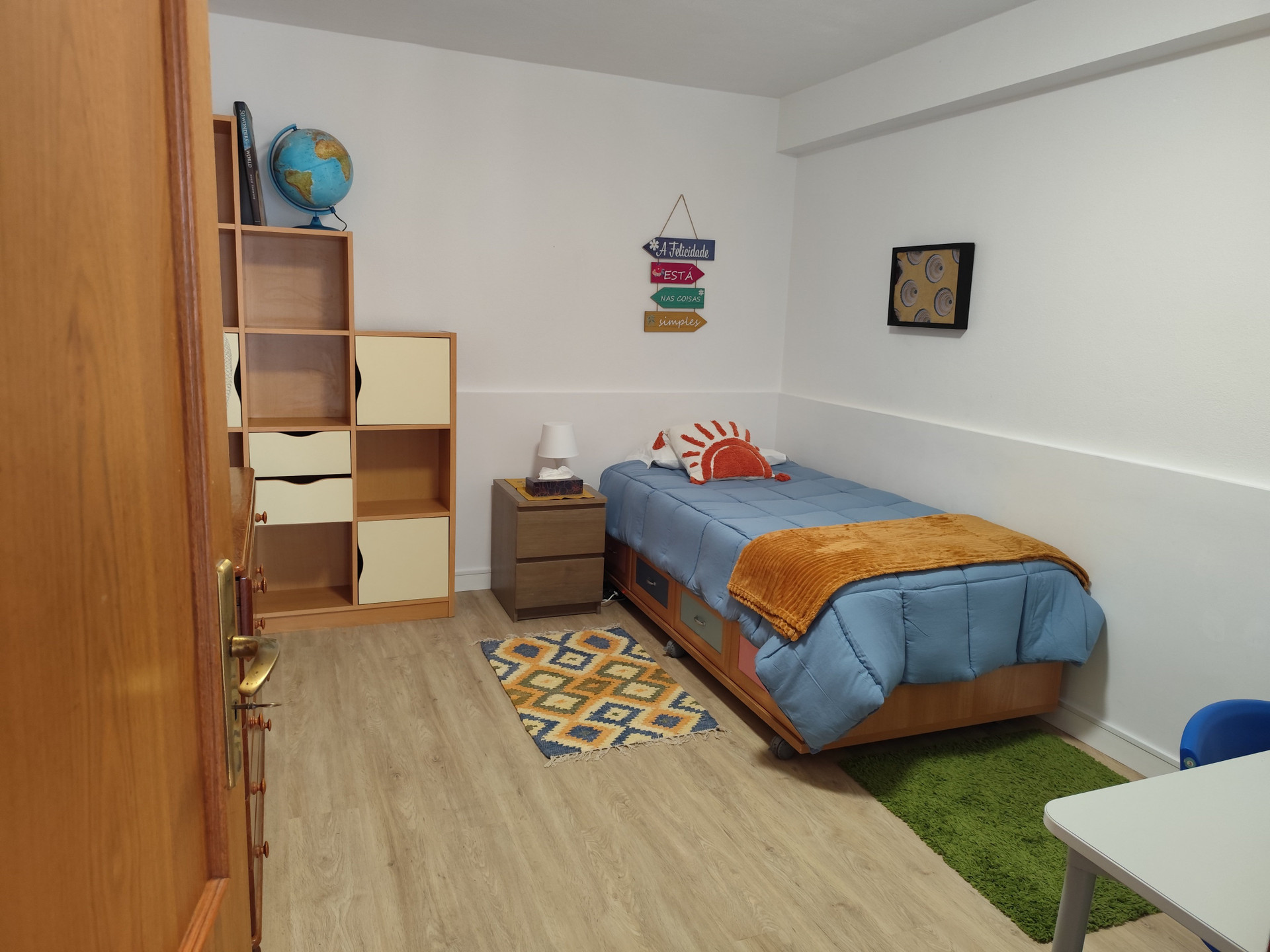 Single bedroom with shelving unit