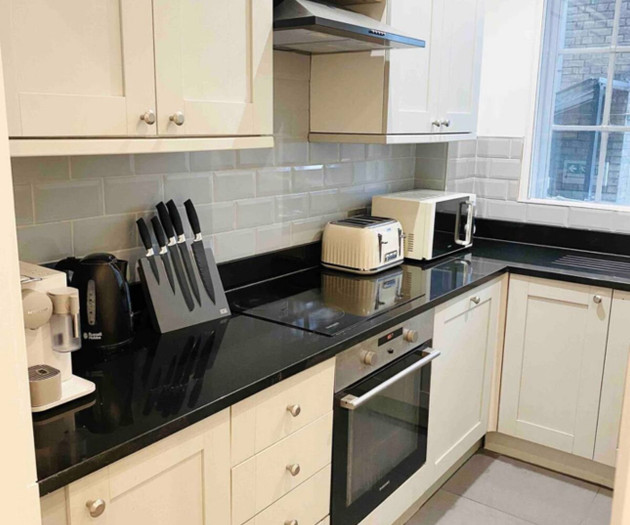Stylish 2 Bed | Walk to Harrods, Fiber WiFi