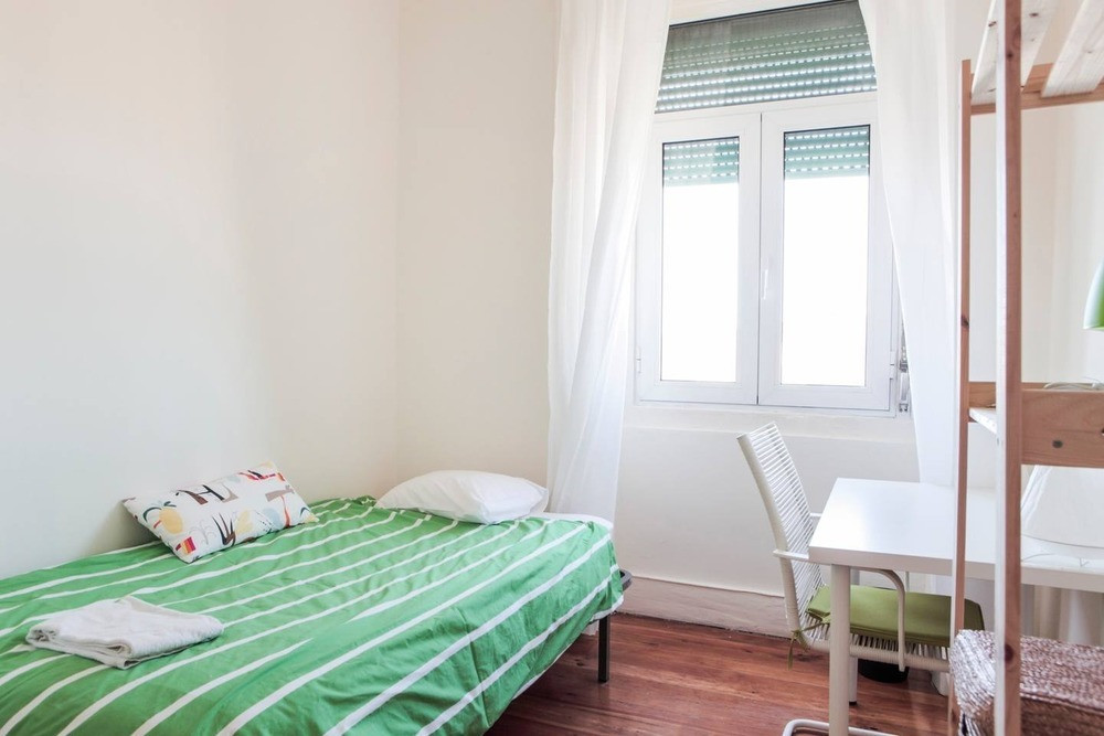 Charming bright room preview