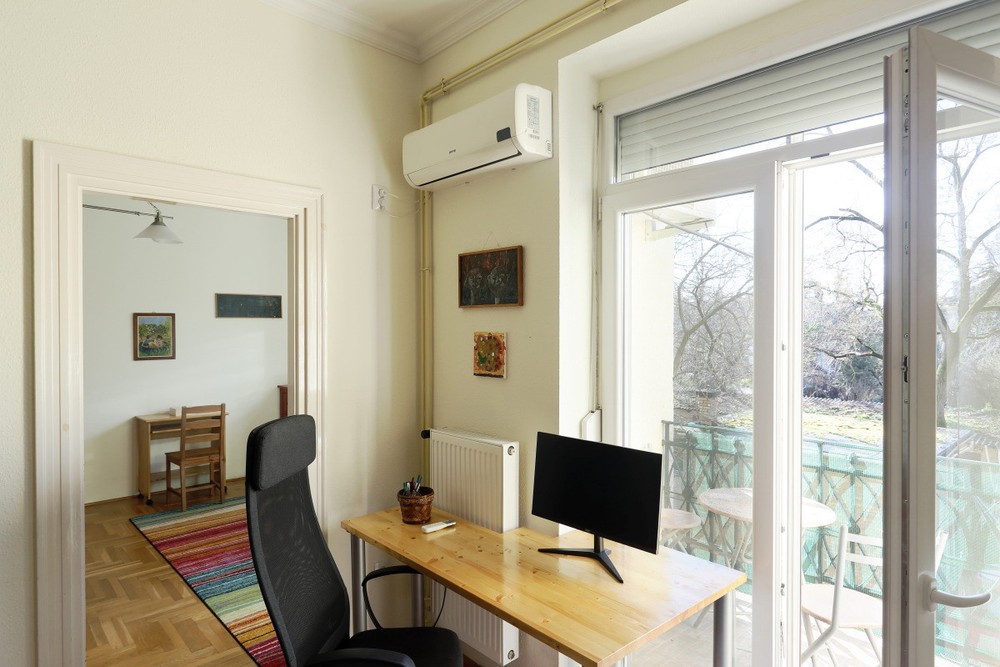 Sunny, fully furnished flat with garden view, AC