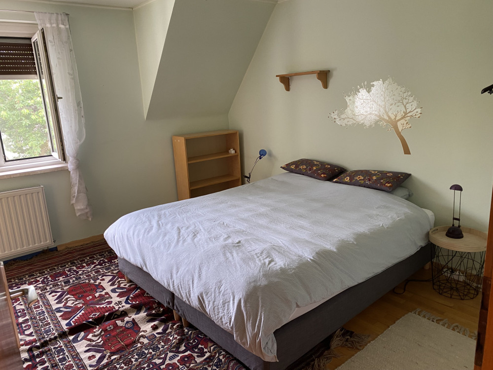 Private bedroom and study in Webling