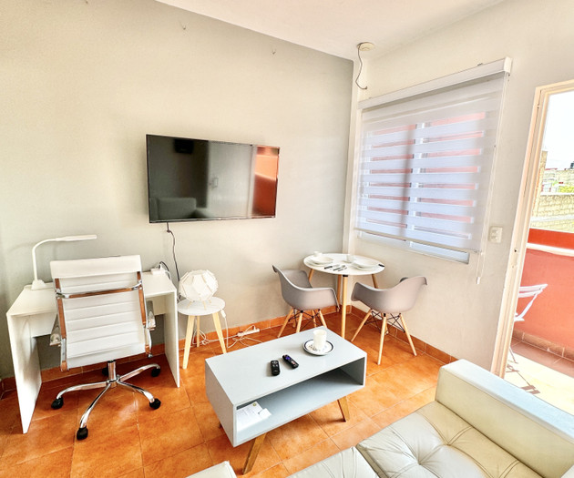 Flat 1/3_ 500mbps Wifi, Desk with office chair