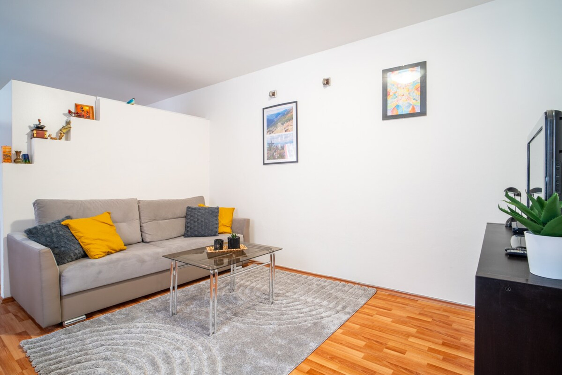 Living room image 3