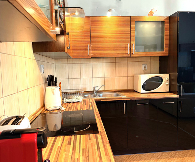 Central 2-Bedroom Apartment with Private Balcony
