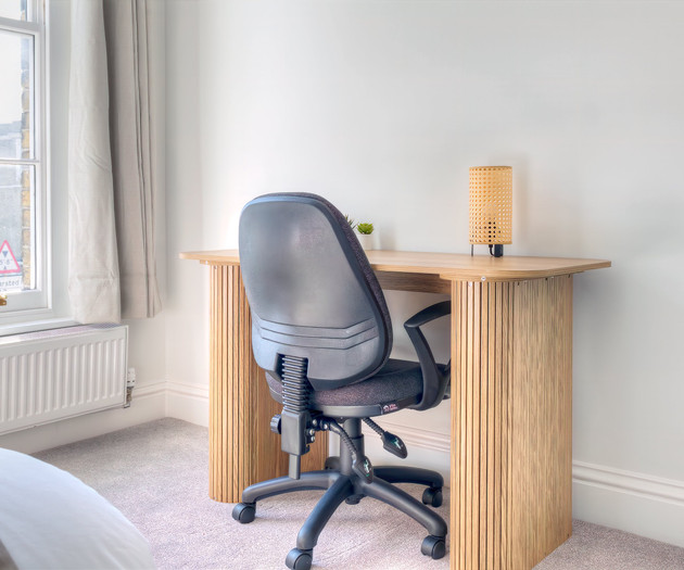 Maidstone 2-Bed Apartment | Sleeps 5 | Parking, Fa