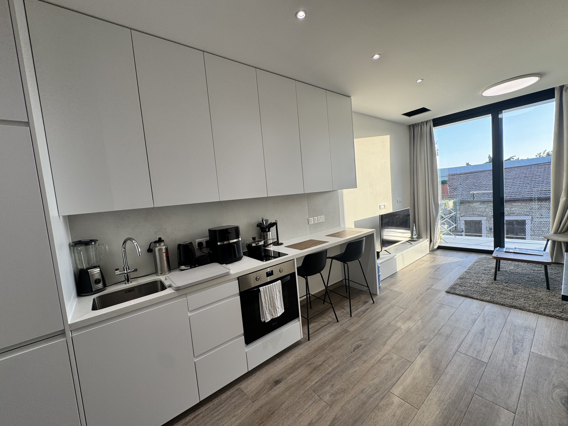 Bright kitchen with breakfast bar