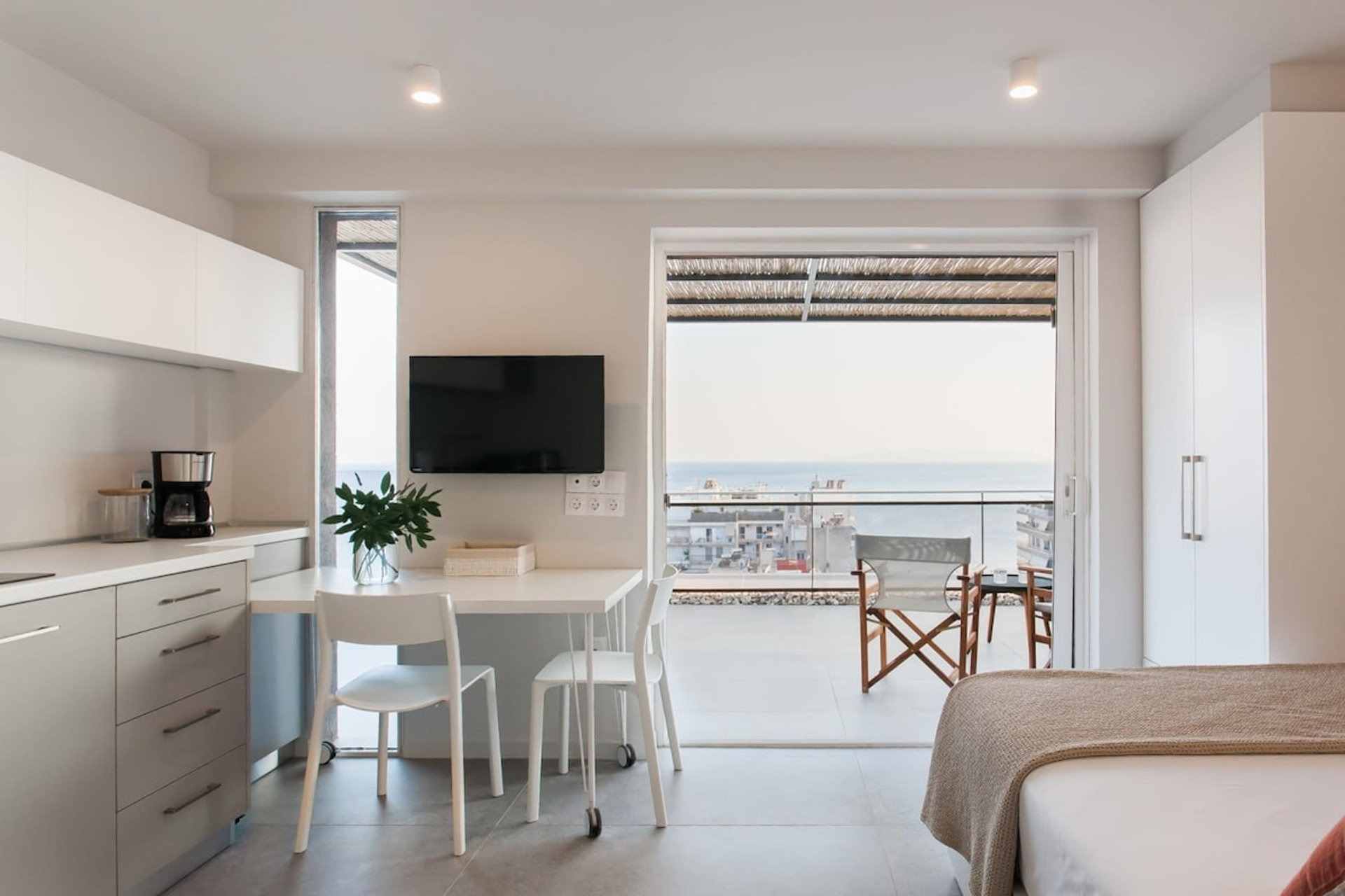 Kitchen table & veranda