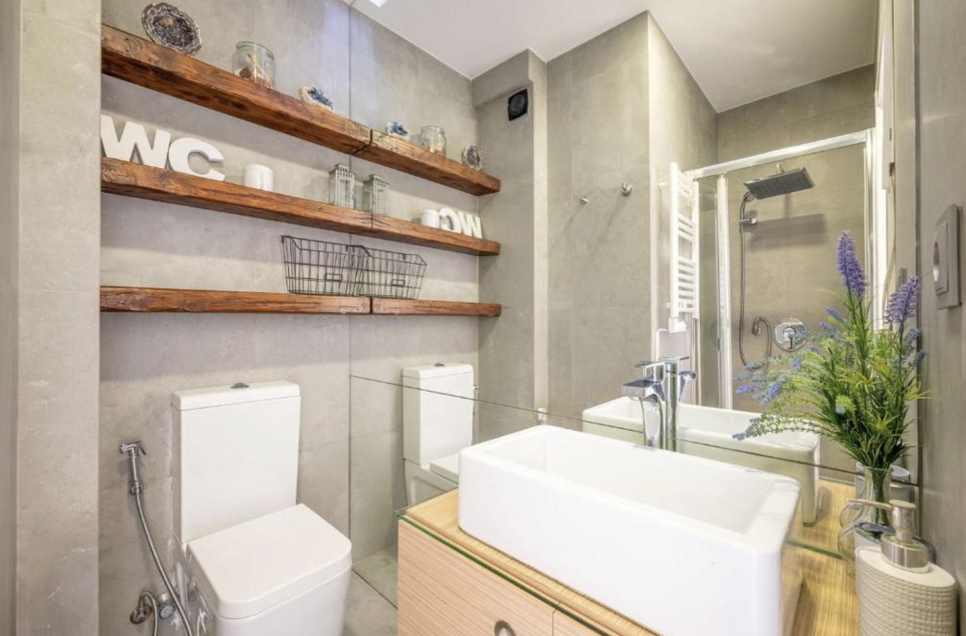Modern bathroom with shelves
