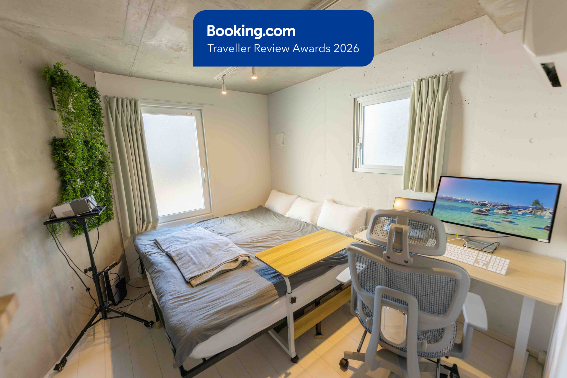 A king-size bed (made by joining two single beds), a height-adjustable desk, an Apple Studio Display, and a PlayStation 5 are all provided. Although it’s close to lively areas, the neighboring park makes the environment quiet and relaxing.