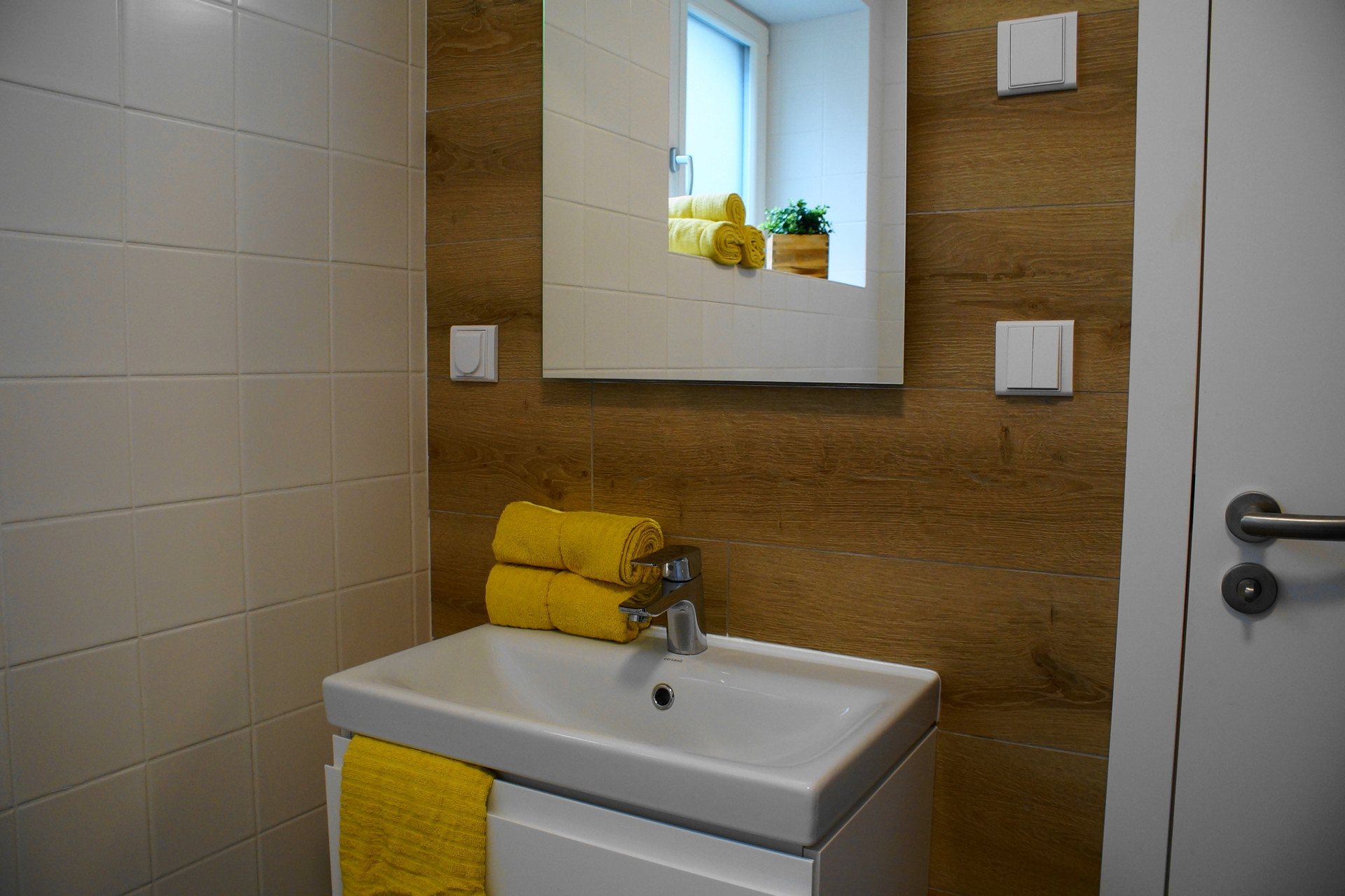 Bathroom sink with wood tiles