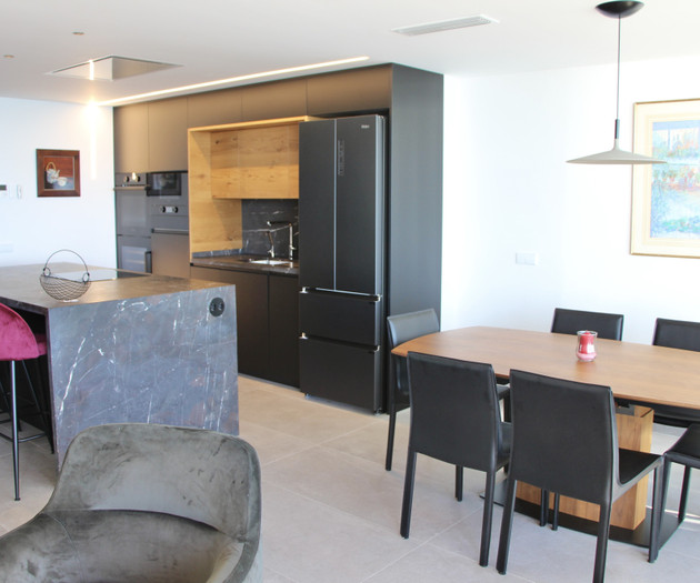 Modern, recently renovated. City and beach!