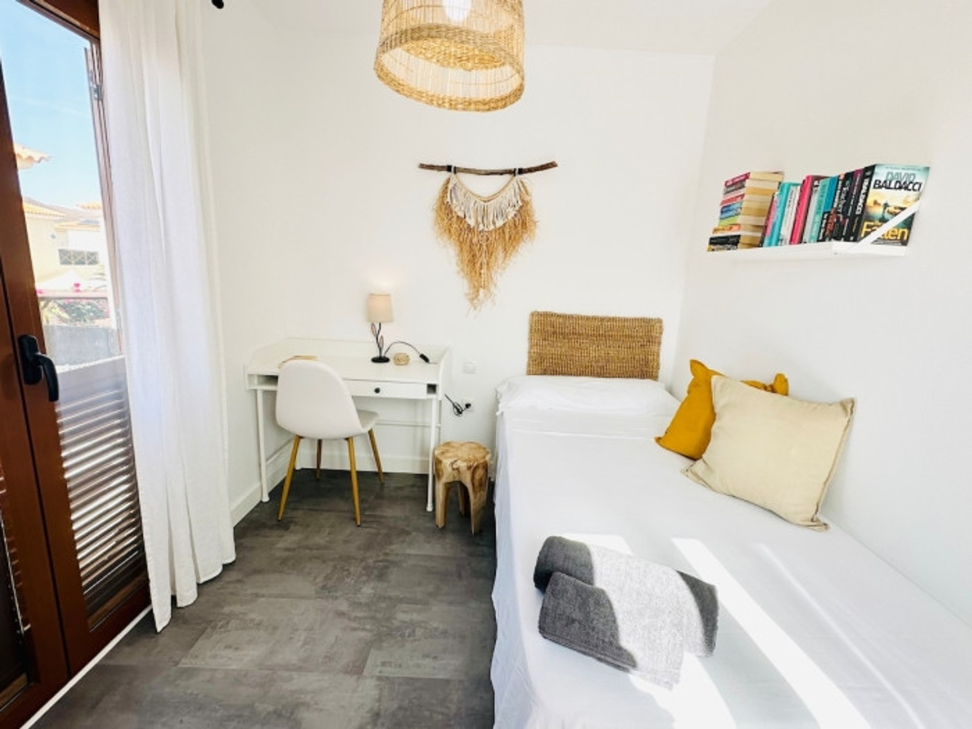 Single bedroom with balcony door