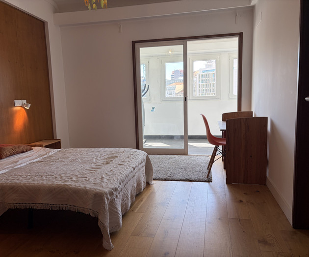 Bright Room with Workspace & Private Bathroom – En