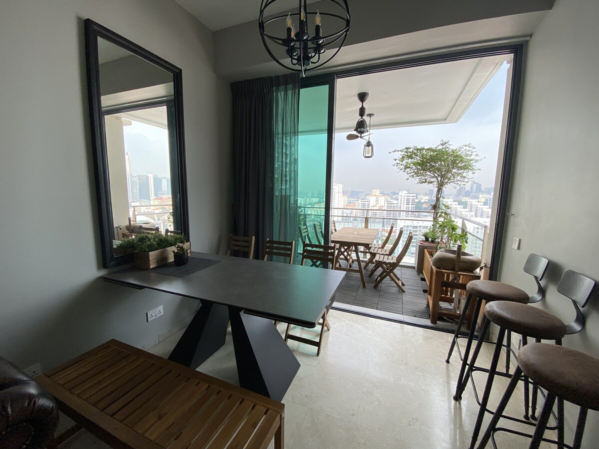 Multiple indoor / outdoor dinning areas