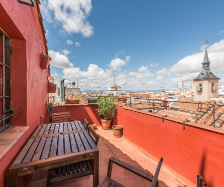 Penthouse with terrace and views in city-center