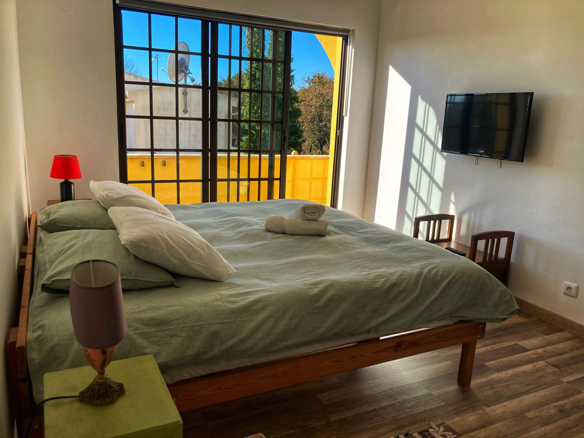 Quarto com muita luz natural e varanda