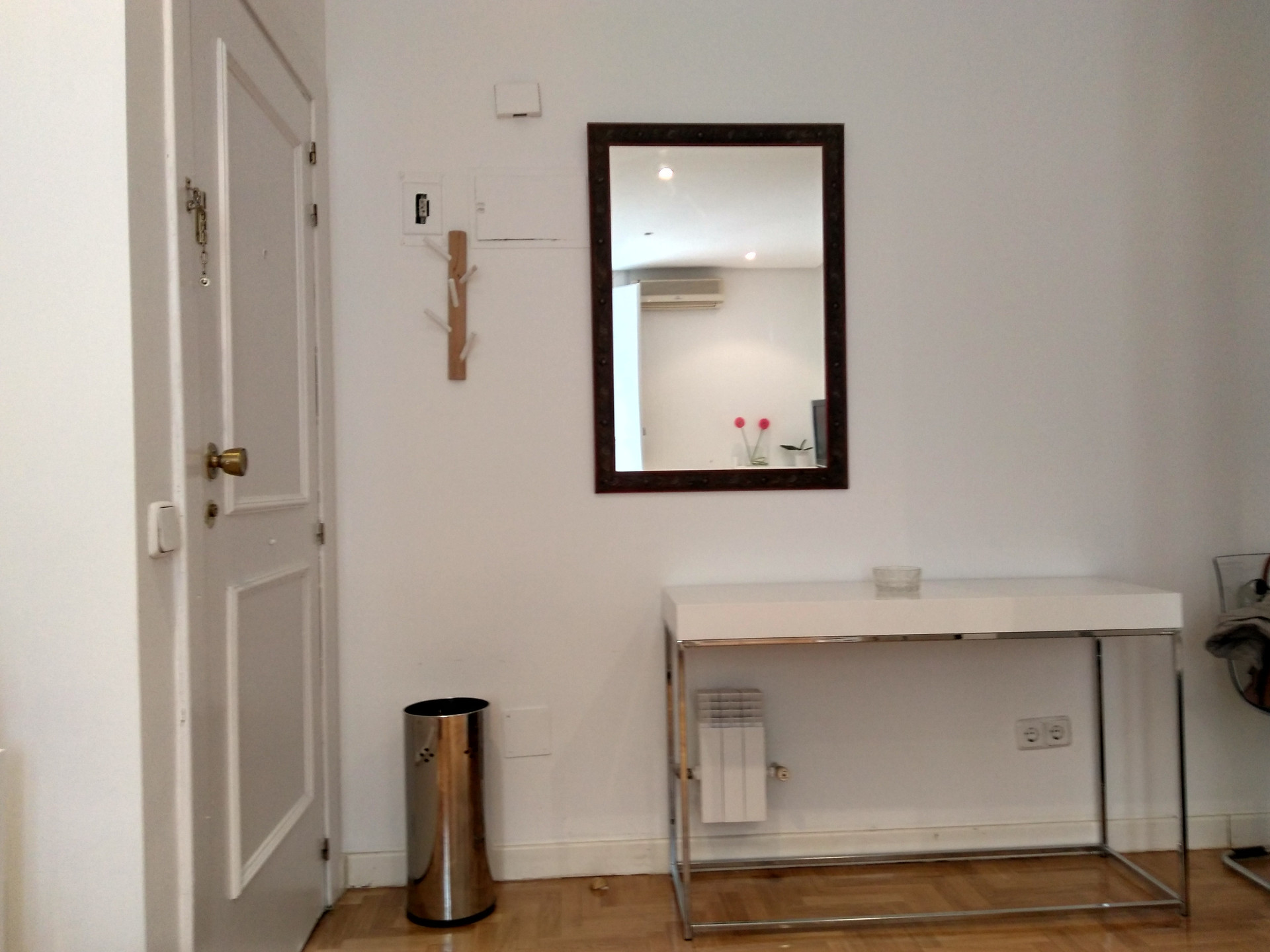Puerta de entrada del apartamento