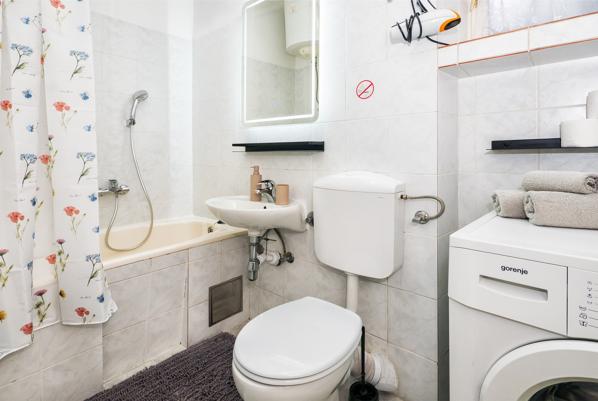 Bathroom with tub and toilet