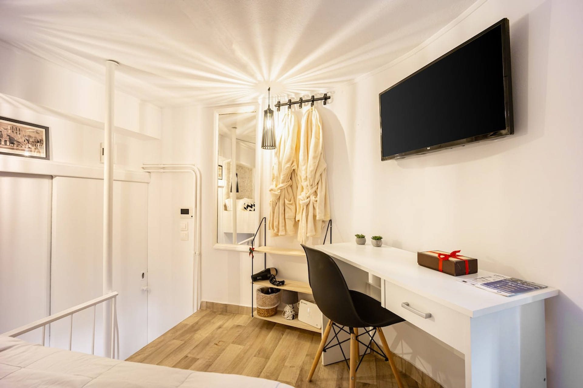 you will love the ergonomics of the renovated space - TV , NETFLIX, PRIME VIDEO - Office desk - wifi 24 mbps 