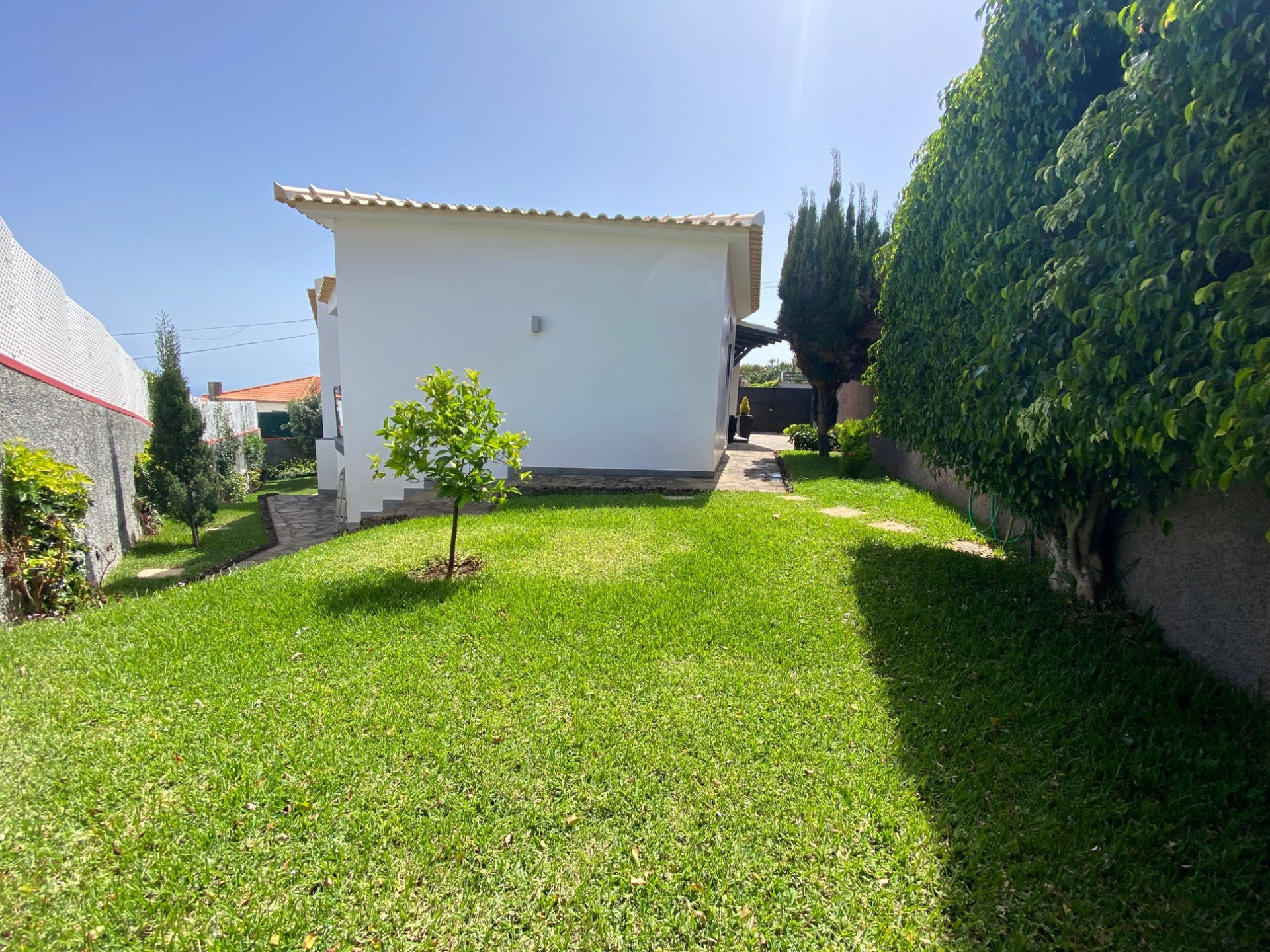 Side view of the house 