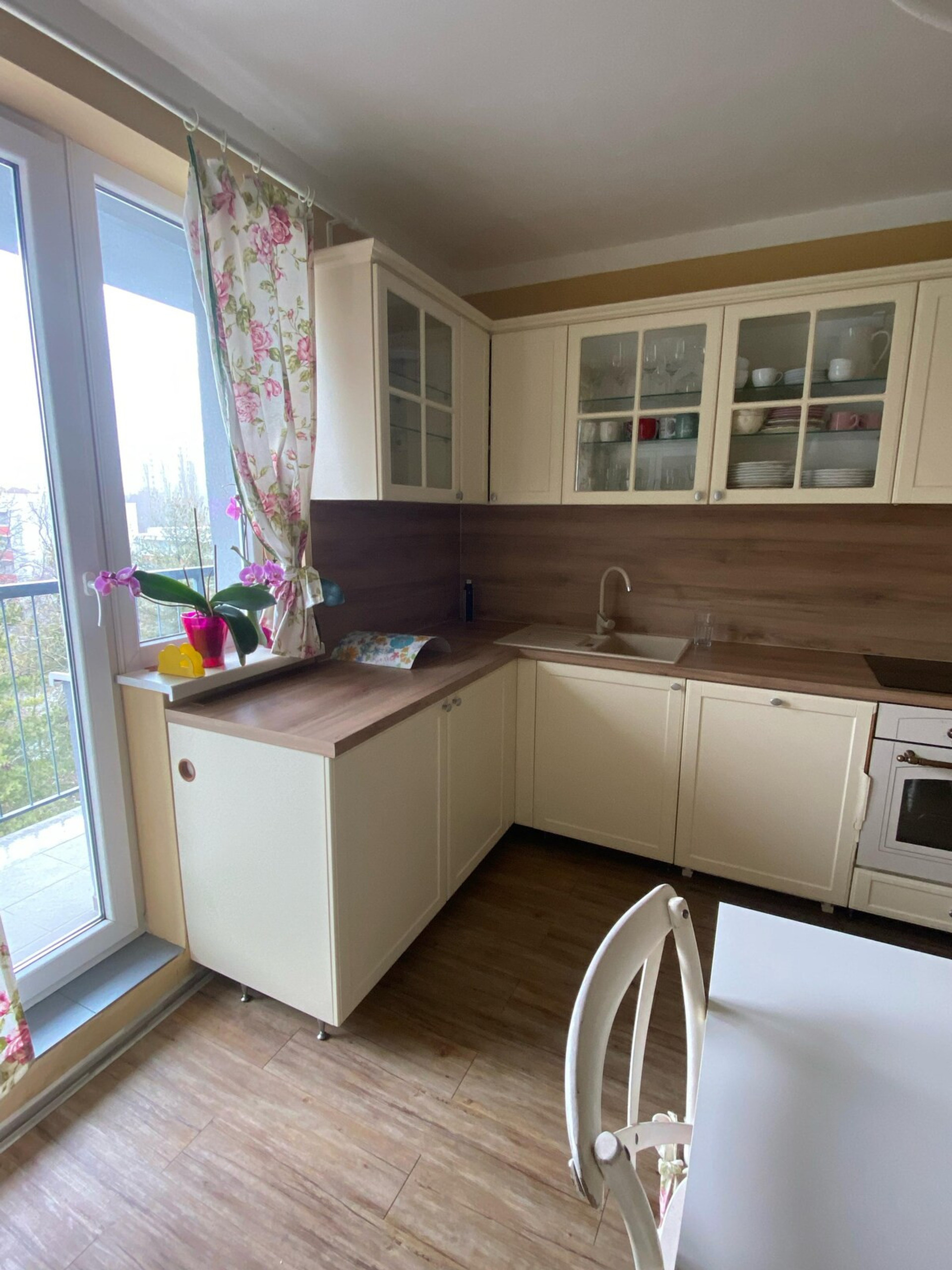 Full kitchen image 1
