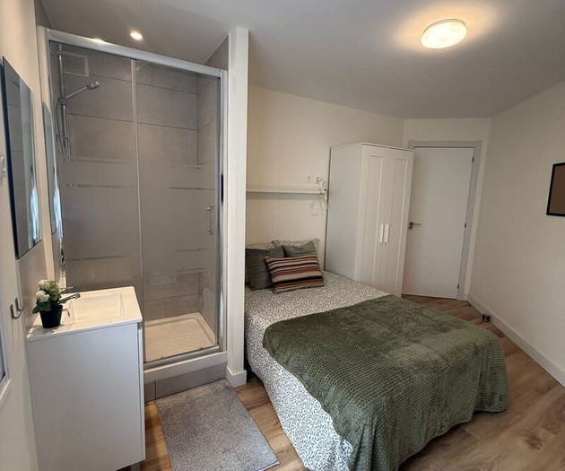 Double bedroom with private bathroom