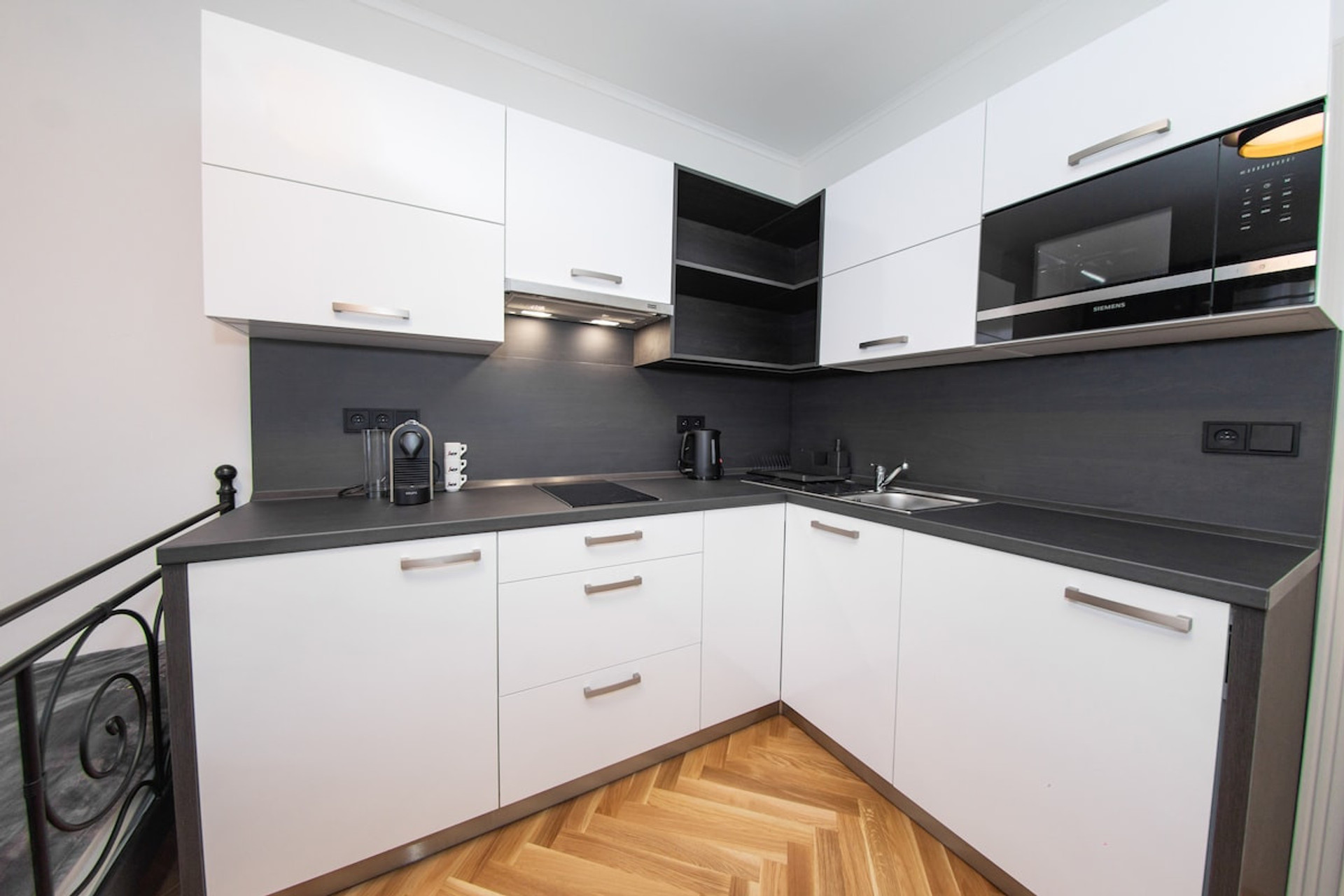 Full kitchen image 1